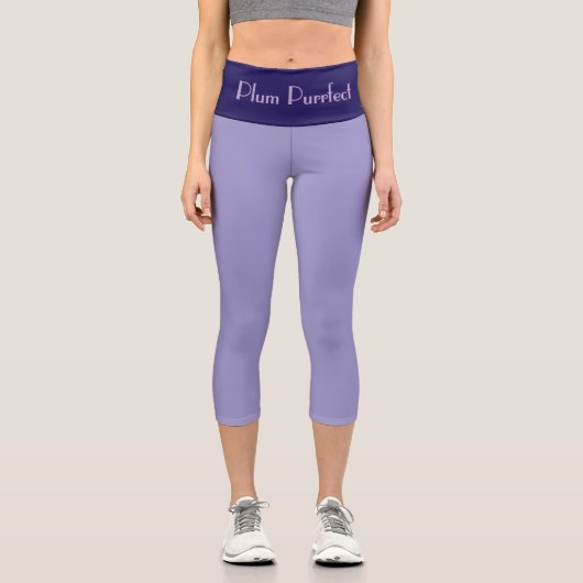 "PLUM PURRFRCT" Custom High-Waisted Capri Pants (Vorderseite)
