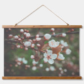 Plum Tree Branches with White Flowers Wandteppich Mit Holzrahmen (Vorderseite)
