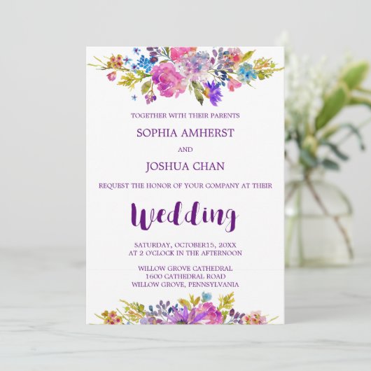 Plum Wedding Invitation Card mit Monogram Backing Einladung (Stehend Vorderseite)
