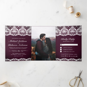 Plum Wood Country Lace in einer Hochzeit Dreifach Gefaltete Einladung