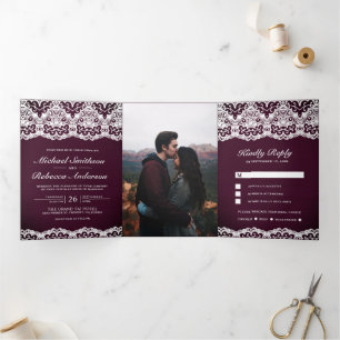 Plum Wood Country Lace in einer Hochzeit Dreifach Gefaltete Einladung