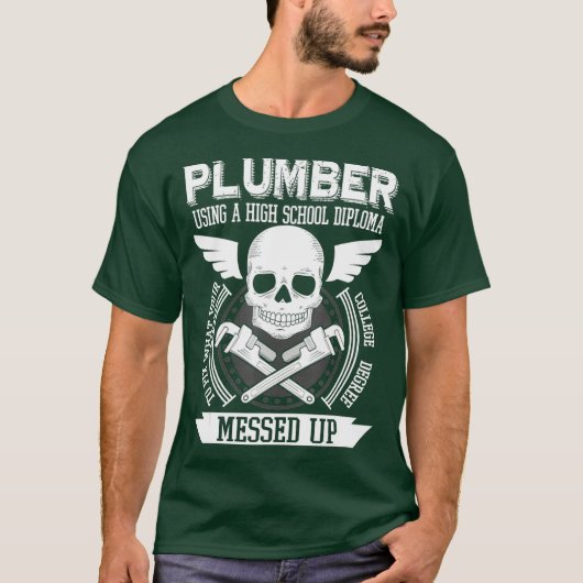 Plumber Using A High School Diploma o Fix T-Shirt (Vorderseite)