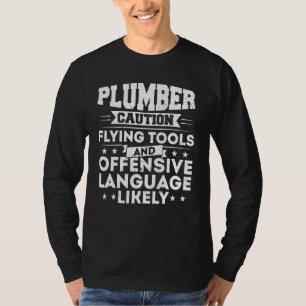 Plumbervorsichtige Flügelwerkzeuge und offensive S T-Shirt