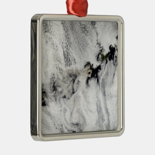 Plume aus dem Okmok-Vulkan, den Aleusianinseln Ornament Aus Metall (Rechts)