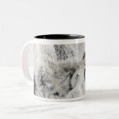 Plume aus dem Okmok-Vulkan, den Aleusianinseln Zweifarbige Tasse (Vorderseite Links)