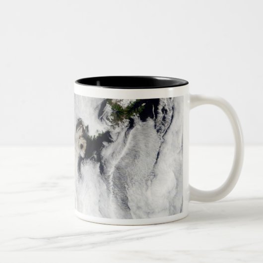 Plume aus dem Okmok-Vulkan, den Aleusianinseln Zweifarbige Tasse (Rechts)