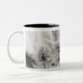 Plume aus dem Okmok-Vulkan, den Aleusianinseln Zweifarbige Tasse (Links)