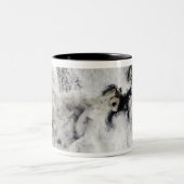 Plume aus dem Okmok-Vulkan, den Aleusianinseln Zweifarbige Tasse (Mittel)