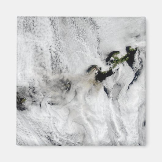 Plume aus dem Okmok-Vulkan, den Aleutianinseln 2 Magnet (Vorne)