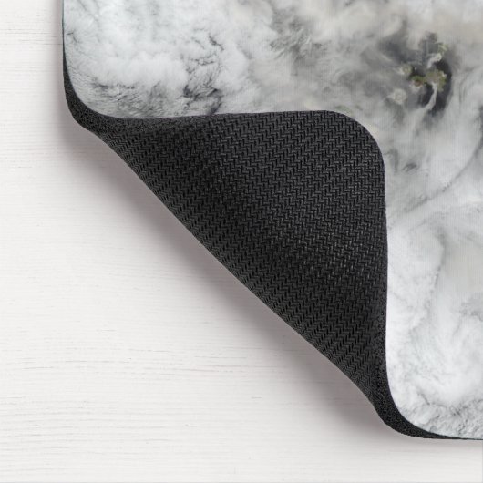 Plume aus dem Okmok-Vulkan, den Aleutianinseln 2 Mousepad (Ecke)