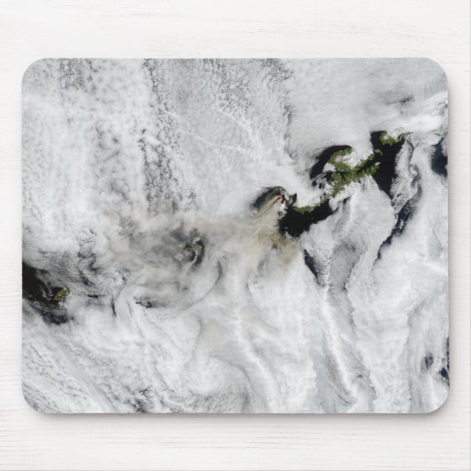 Plume aus dem Okmok-Vulkan, den Aleutianinseln 2 Mousepad (Vorne)