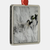 Plume aus dem Okmok-Vulkan, den Aleutianinseln 2 Ornament Aus Metall (Rechts)