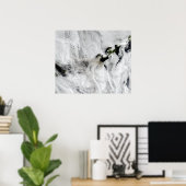 Plume aus dem Okmok-Vulkan, den Aleutianinseln 2 Poster (Heimbüro)