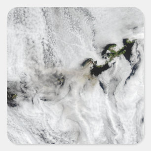 Plume aus dem Okmok-Vulkan, den Aleutianinseln 2 Quadratischer Aufkleber