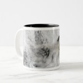 Plume aus dem Okmok-Vulkan, den Aleutianinseln 2 Zweifarbige Tasse (Vorderseite Links)