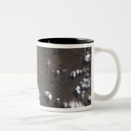 Plume erhebt sich aus dem Vulkan Nyiragongo in der Zweifarbige Tasse (Rechts)