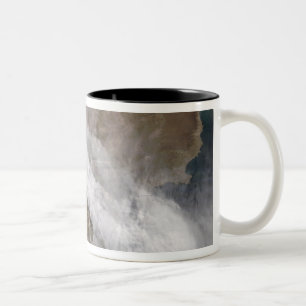 Plume von der Eruption von Chaiten Vulkan, Chile Zweifarbige Tasse