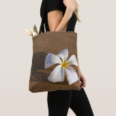 Plumeria am Sandstrand, Maui, Hawaii, USA Tasche (Von Nahem)