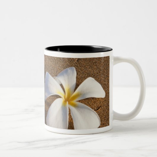 Plumeria am Sandstrand, Maui, Hawaii, USA Zweifarbige Tasse (Rechts)