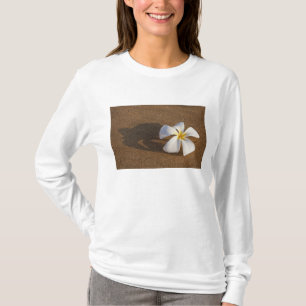 Plumeria an einem Sandstrand, Maui, Hawaii, USA T-Shirt