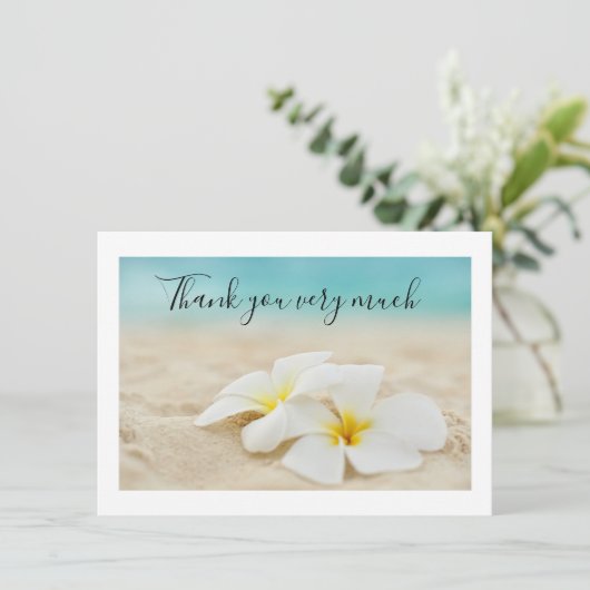 Plumeria Blume auf Sand danke Karte (Stehend Vorderseite)