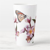 Plumeria-Blumen-Monarch-Schmetterling Latte Tasse (Vorderseite)