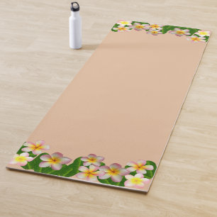 Plumeria-Blüten auf Champagner-Beige Yogamatte