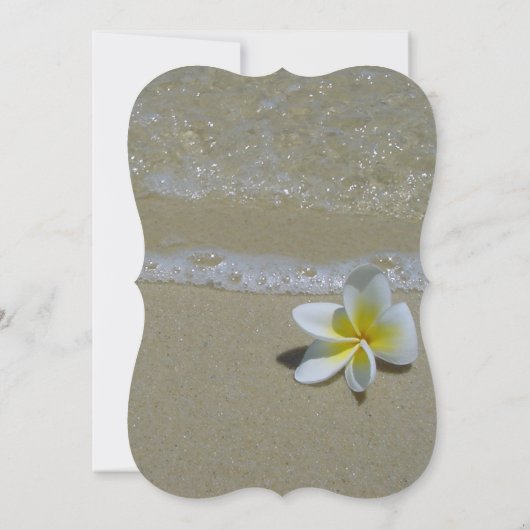 Plumeria Frangipani auf der Sand Hochzeit Einladun Einladung (Rückseite)