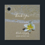 Plumeria Frangipani auf Sand Wedding Geschenk Geschenkanhänger<br><div class="desc">Dieses Stranddesign besticht durch eine gelbe und weiße Frangipani/Plumeria-Blume auf dem Sand. Gelbe und weiße Blume mit Strandhintergrund. Diese beliebte tropische hawaiianische Blume eignet sich ideal für eine Strandhochzeit. Elegantes Hochzeitsgeschenk am Strand mit modernen Elementen. Auch die passenden Hochzeitseinladungen und andere Schreibwaren sind verfügbar.</div>