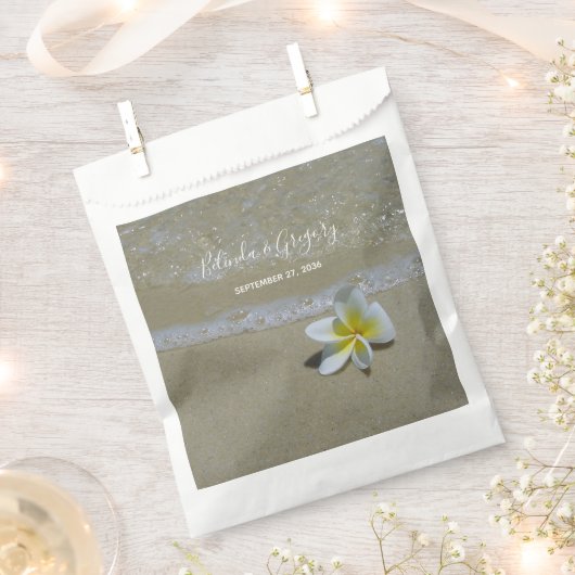 Plumeria Frangipani auf Sand Wedding Geschenktütchen (Ausgeschnitten)