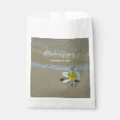 Plumeria Frangipani auf Sand Wedding Geschenktütchen (Vorderseite)