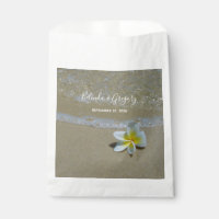 Plumeria Frangipani auf Sand Wedding