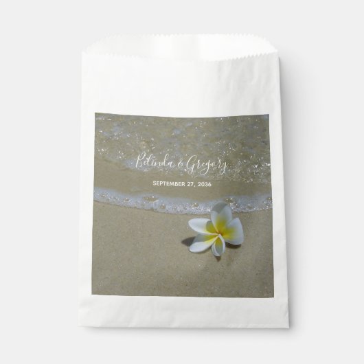 Plumeria Frangipani auf Sand Wedding Geschenktütchen (Vorderseite)