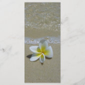 Plumeria Frangipani auf Sand Wedding Menükarte (Rückseite)