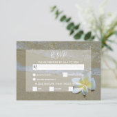 Plumeria Frangipani auf Sand Wedding RSVP Cards (Stehend Vorderseite)