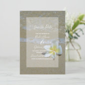 Plumeria Frangipani auf Sand Wedding speichern das Save The Date (Stehend Vorderseite)
