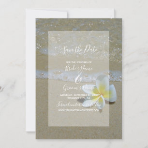 Plumeria Frangipani auf Sand Wedding speichern das Save The Date