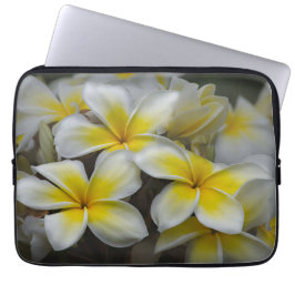 Plumeria, gelbe Blumenfotografie Laptopschutzhülle