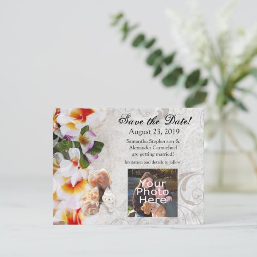 Plumeria Orchid Lei Save the Date in Sand Foto (Stehend Vorderseite)