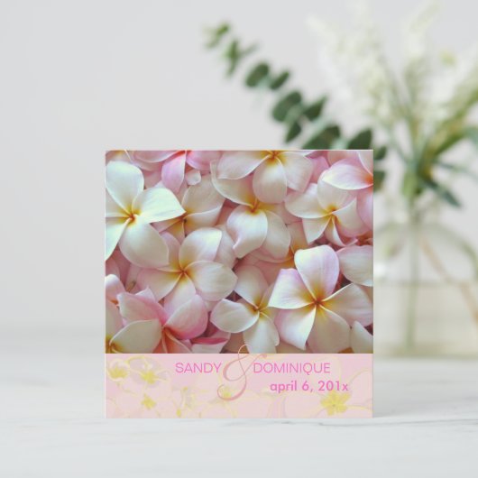 Plumerien auf gelbem Hintergrund Einladung (Stehend Vorderseite)