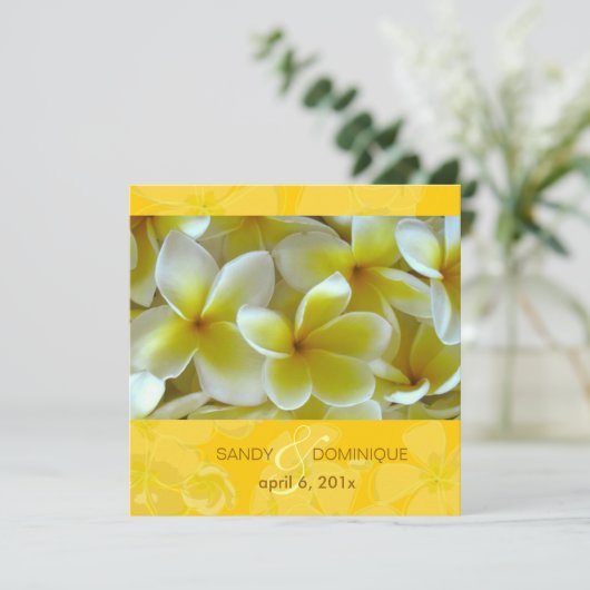 Plumerien auf gelbem Hintergrund Einladung (Stehend Vorderseite)