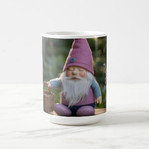 Plüsch-Gnom-Figur mit geflochtenem Korb im Sommer Kaffeetasse