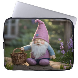 Plüsch-Gnom-Figur mit geflochtenem Korb im Sommer  Laptopschutzhülle