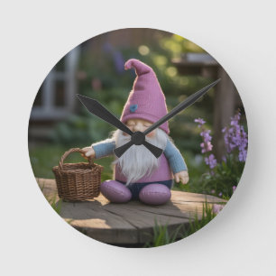 Plüsch-Gnom-Figur mit geflochtenem Korb im Sommer Runde Wanduhr