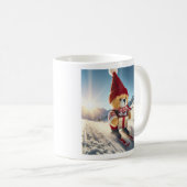 Plüschbär auf Skier bringt ein Geschenk Kaffeetasse (VorderseiteRechts)