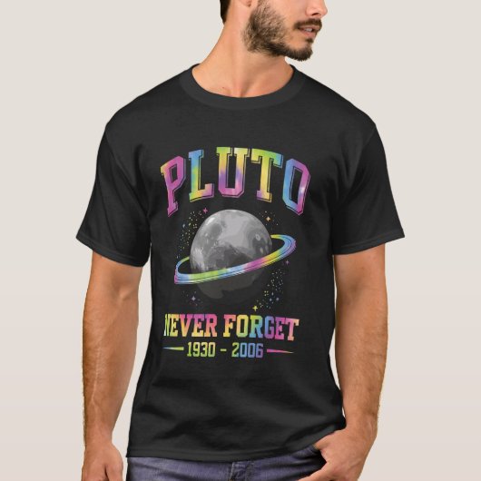 Pluto Never Forge Funny Space Science T-Shirt (Vorderseite)