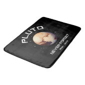 Pluto Never Forget Badematte (Schrägansicht)