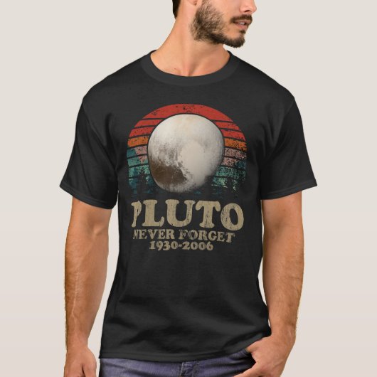 Pluto Never Forget T-Shirt (Vorderseite)