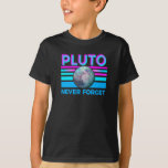 Pluto Never Forget T-Shirt<br><div class="desc">Pluto Vergiss nie,  denn damals hatten wir neun Planeten in unserem Sonnensystem. Die Liebe,  über unser Sonnensystem und die Planetengeschichte zu lernen,  ist ein lustiges Geschenk für die Astronomie und den Weltraum</div>