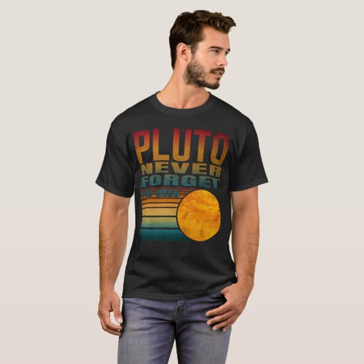 Pluto Never Forget T-Shirt (Vorne ganz)